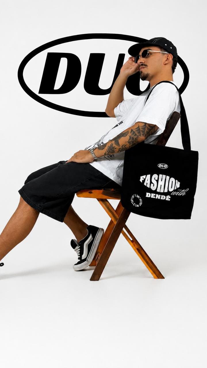Modelo usando a bag Fashion with Dendê